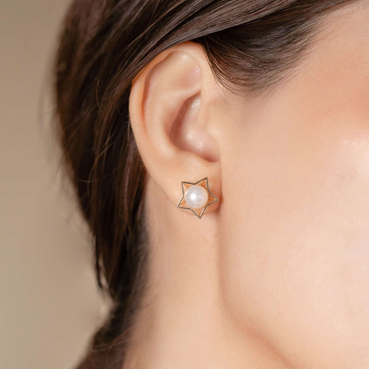 Discover the allure of these Star Gold Pearl Piercing earrings, a must-have for every fashion-forward woman.