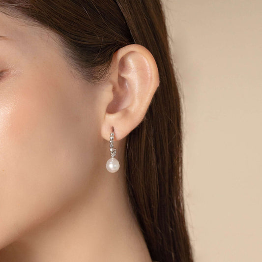 Enhance your elegance with these exquisite white pearl and white gold beads earrings. The perfect accessory for any occasion. Pearl Dot x White Gold Pierce.