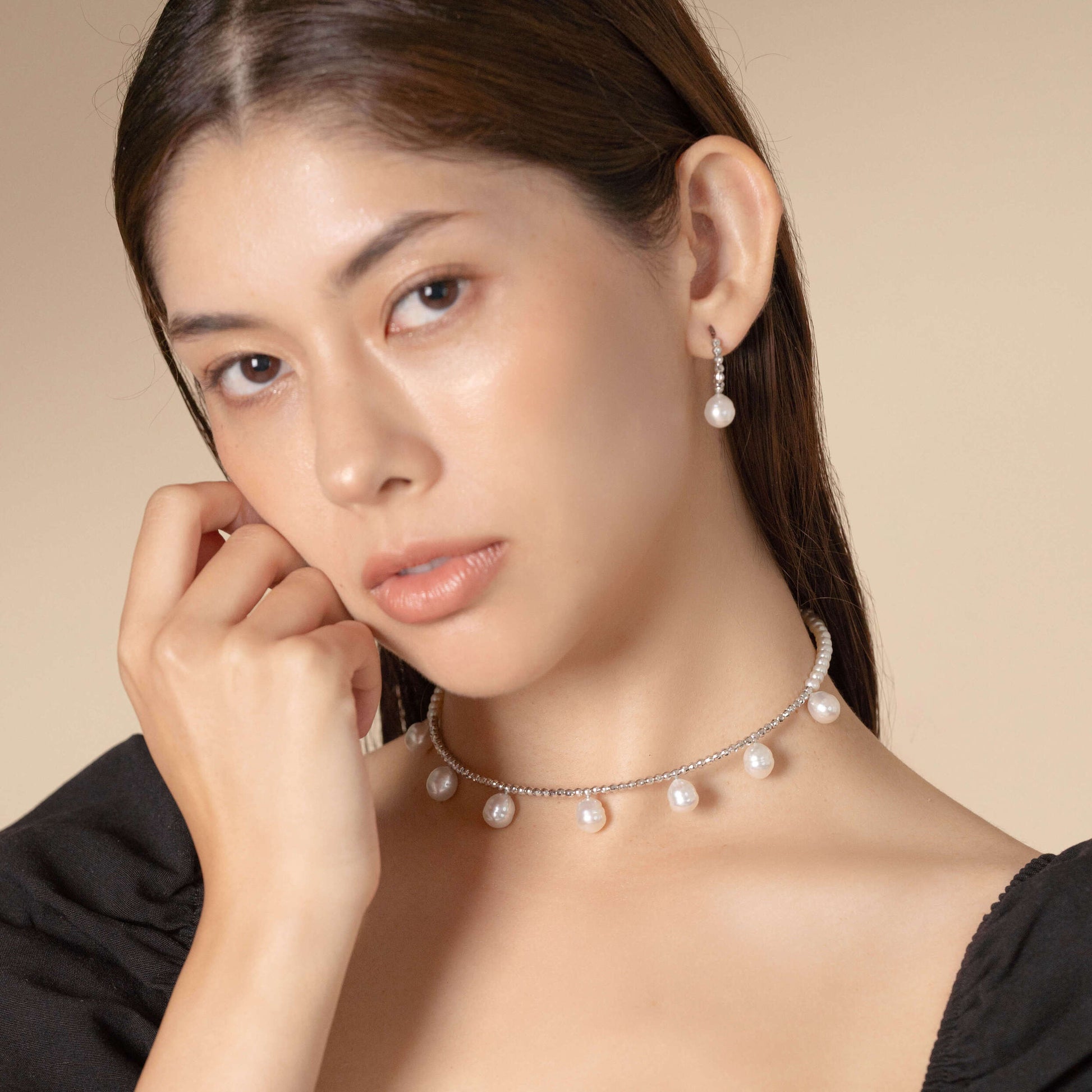 Embrace timeless beauty with a pearl necklace and piercing. A touch of luxury for the modern woman.
