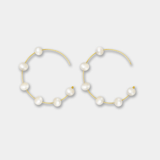 Enhance your look with these stunning gold hoop earrings featuring lustrous white pearls. A timeless accessory for every fashionista.