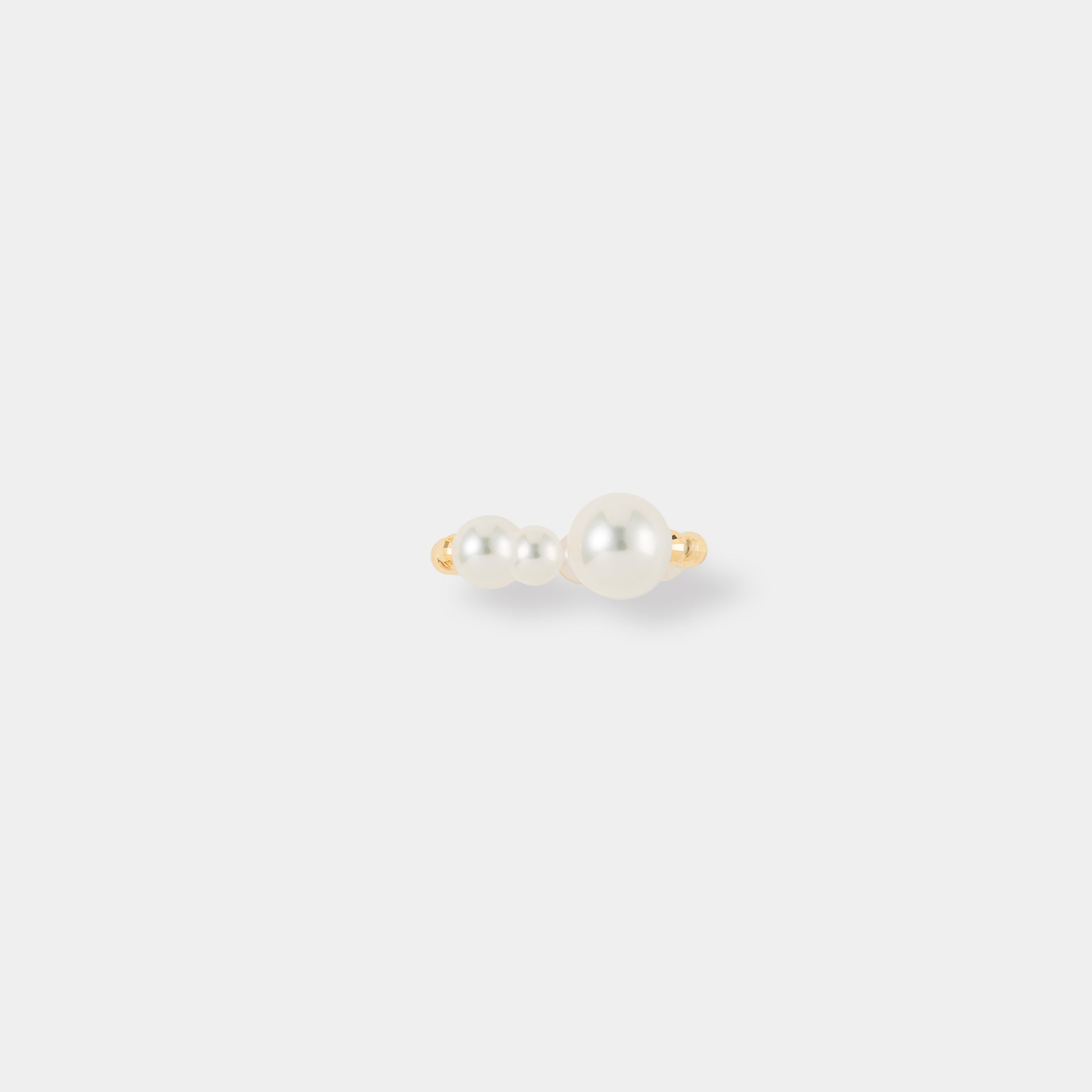 Enhance your elegance with a stunning gold and white pearl ring & earcuff. Perfectly complemented by a Twin Pearl Earcuff.