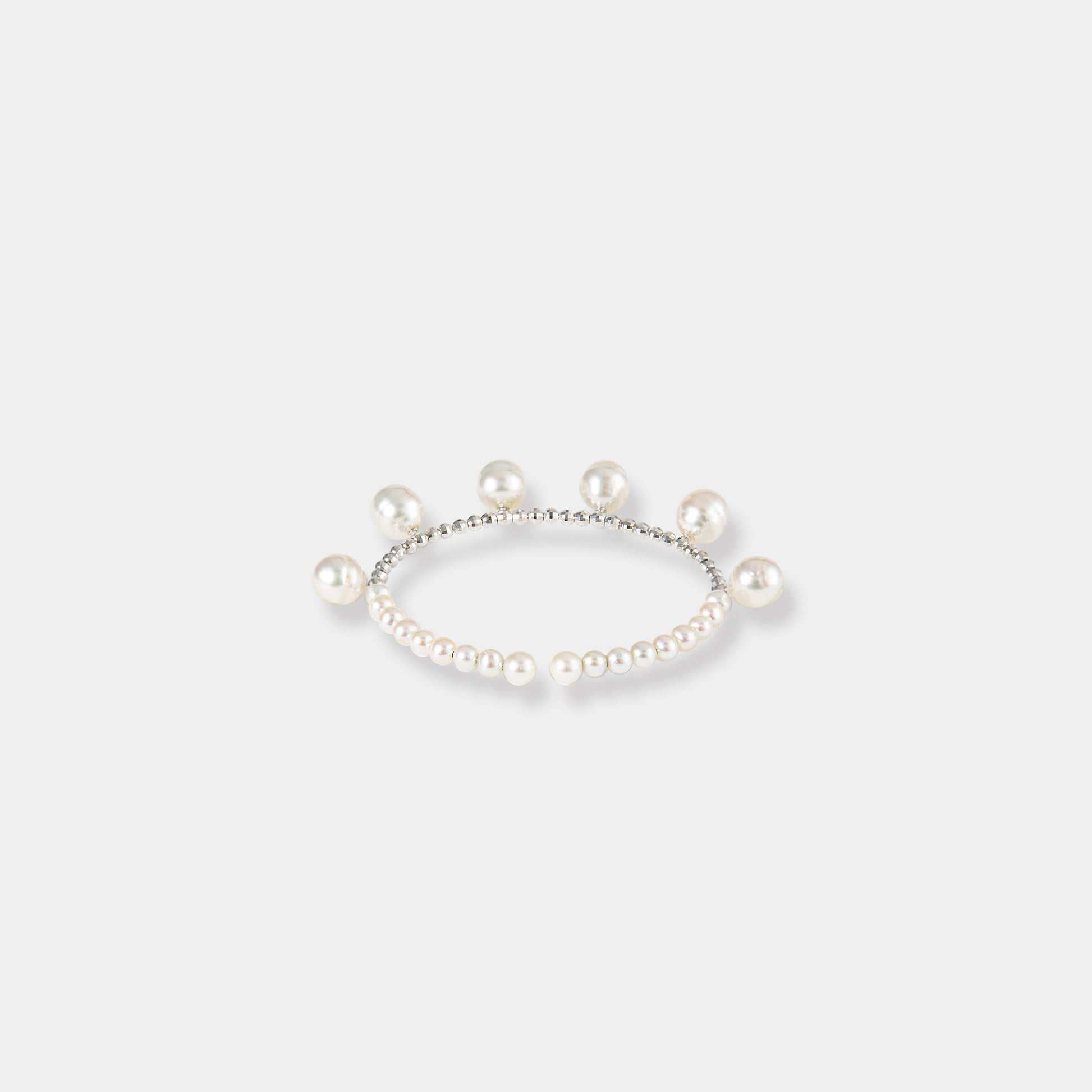 Elevate your style with a stunning pearl ring featuring a sparkling white gold beads, a timeless piece of beauty.