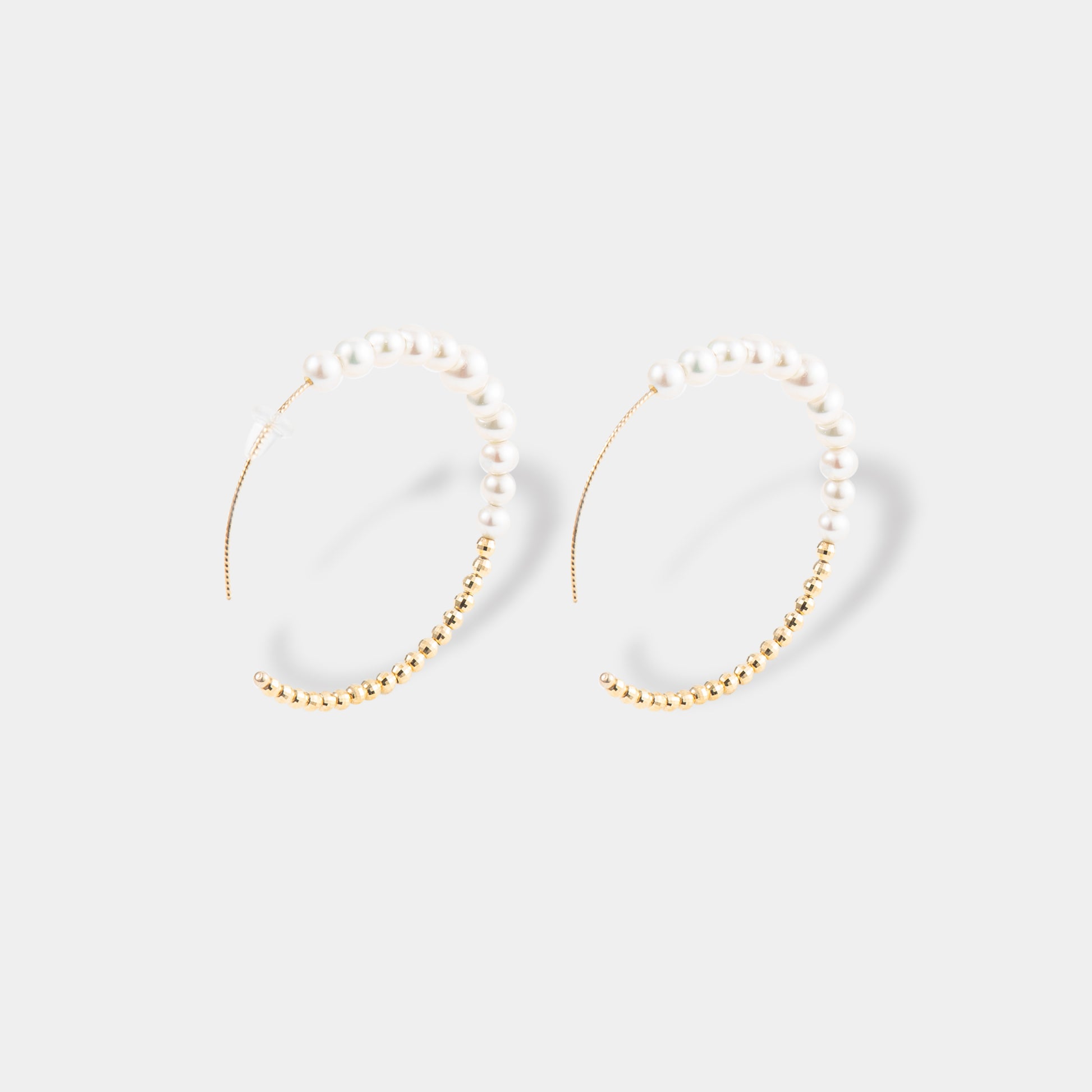 Stunning gold and pearl hoop earrings, a chic and timeless addition to your jewelry collection.