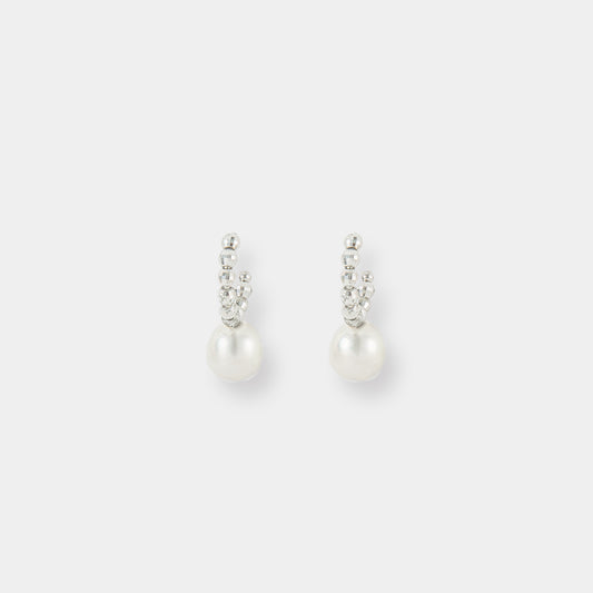 Enhance your elegance with these exquisite white pearl and white gold beads earrings. The perfect accessory for any occasion.