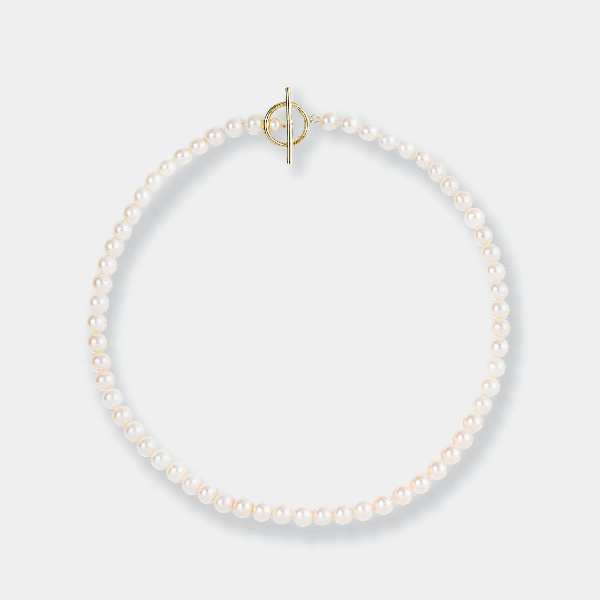 An exquisite pearl bracelet featuring a gold clasp and a delicate pearl, complementing the Mantel Pearl Necklace Short.