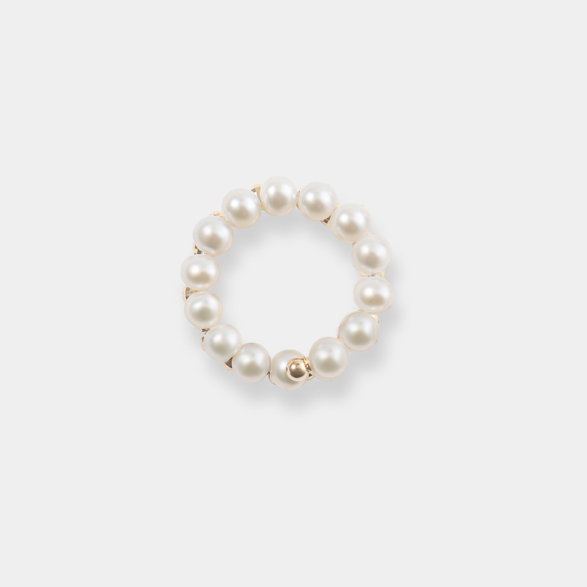 Add a touch of glamour with this exquisite gold and white pearl ring featuring a unique spiral design.