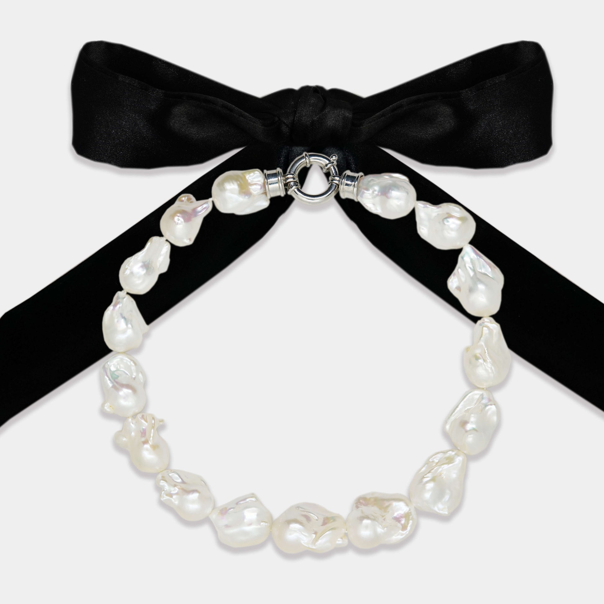 Elegant necklace adorned with pearls and a delicate bow, perfect for adding a touch of sophistication to any outfit.