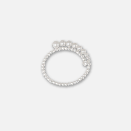 Elegant pearl bracelet with pearls on a white background, perfect for adding a touch of sophistication to any outfit.