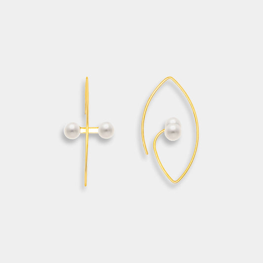 Elegant gold earrings with pearls, perfect for a sophisticated look. Marquise Hoop Piercing adds a touch of glamour.