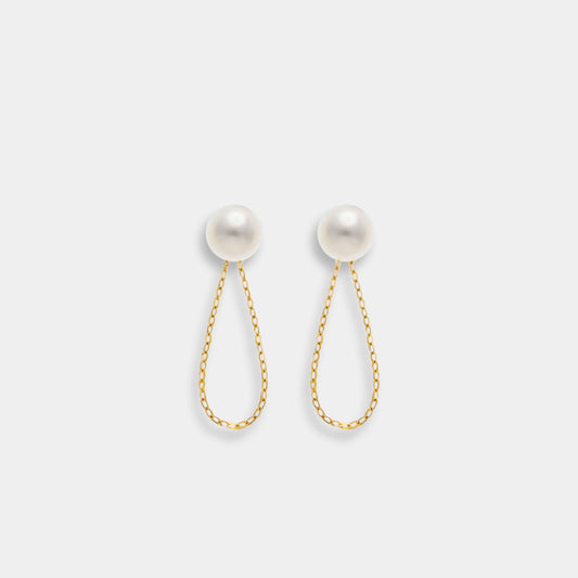  Enhance your elegance with these gold-plated earrings featuring stunning white pearls. Perfect for a touch of sophistication.