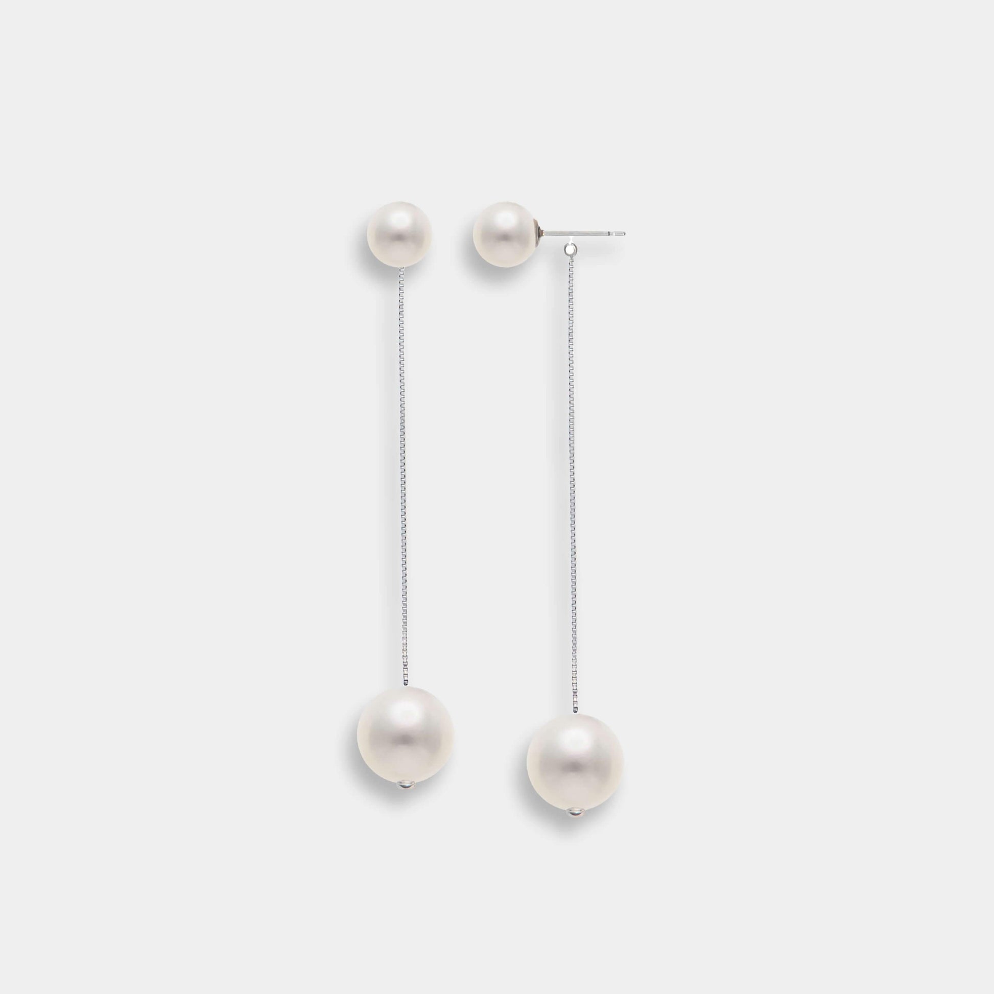 Elegant white gold pearl drop earrings, perfect for any occasion. Sway Pearl Piercing adds a touch of sophistication to your look.