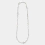 Beautiful long necklace with freshwater pearls and silver details, combining elegance and sophistication in one piece.