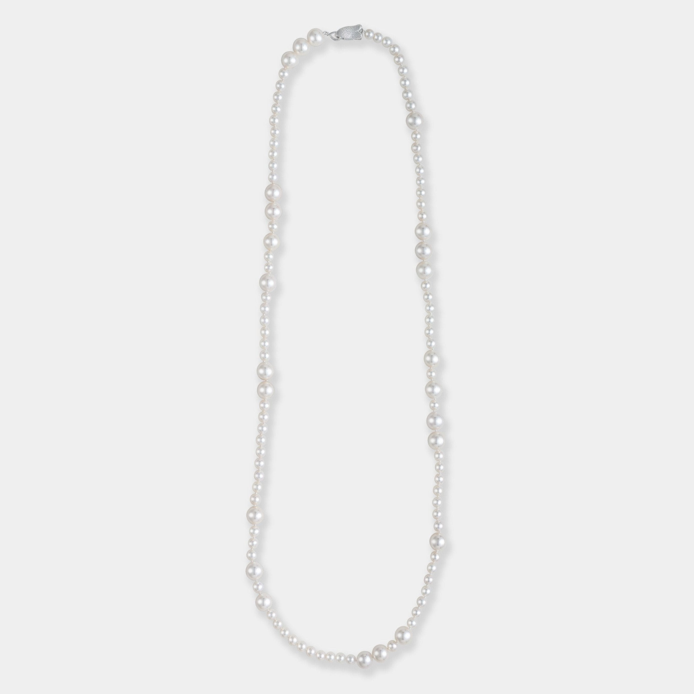 Beautiful long necklace with freshwater pearls and silver details, combining elegance and sophistication in one piece.