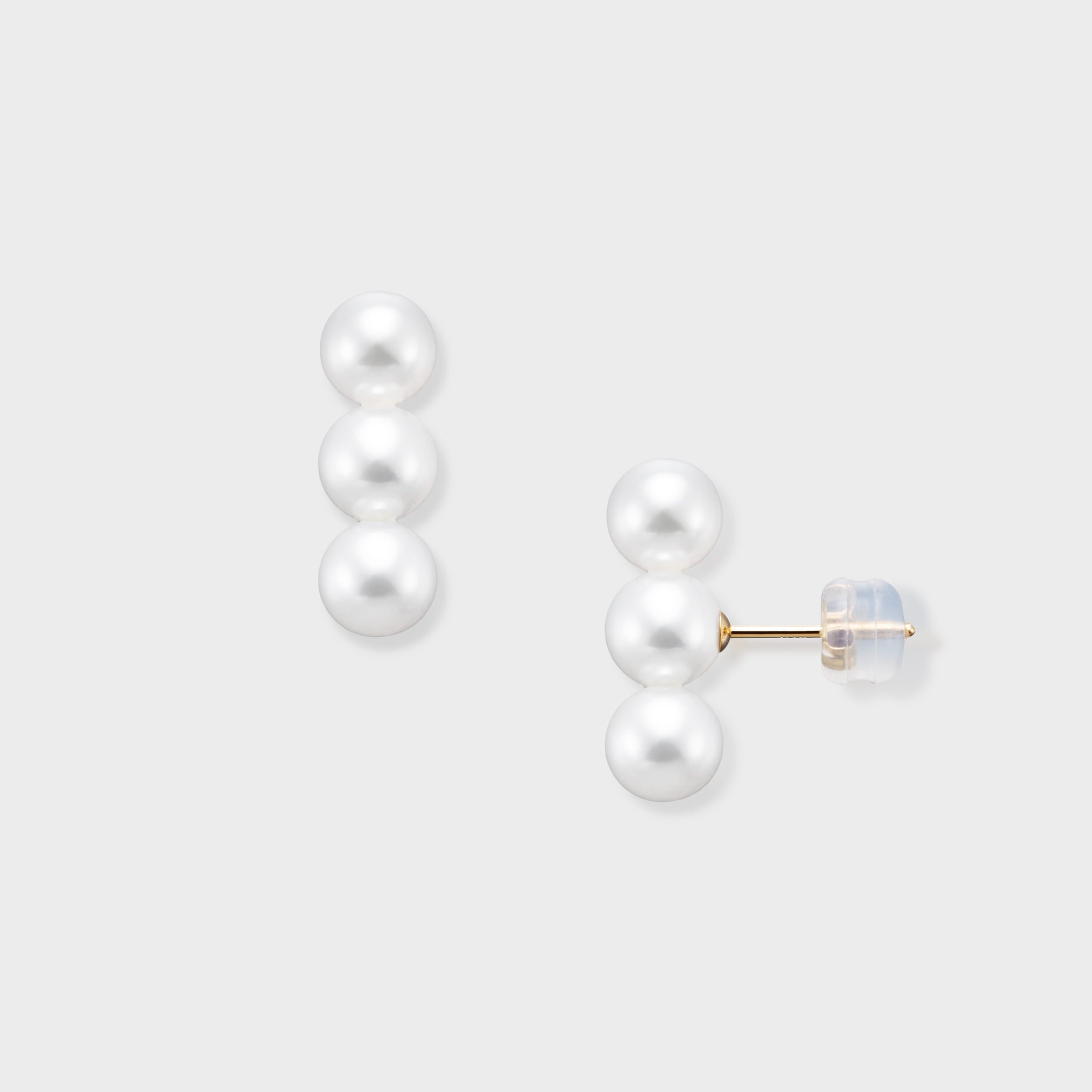 Elevate your look with our Triple Pearl Pierce. Featuring a modern vertical design with three graduated freshwater pearls, these studs offer a chic, architectural twist on a classic favorite. Made in 18K Yellow Gold.