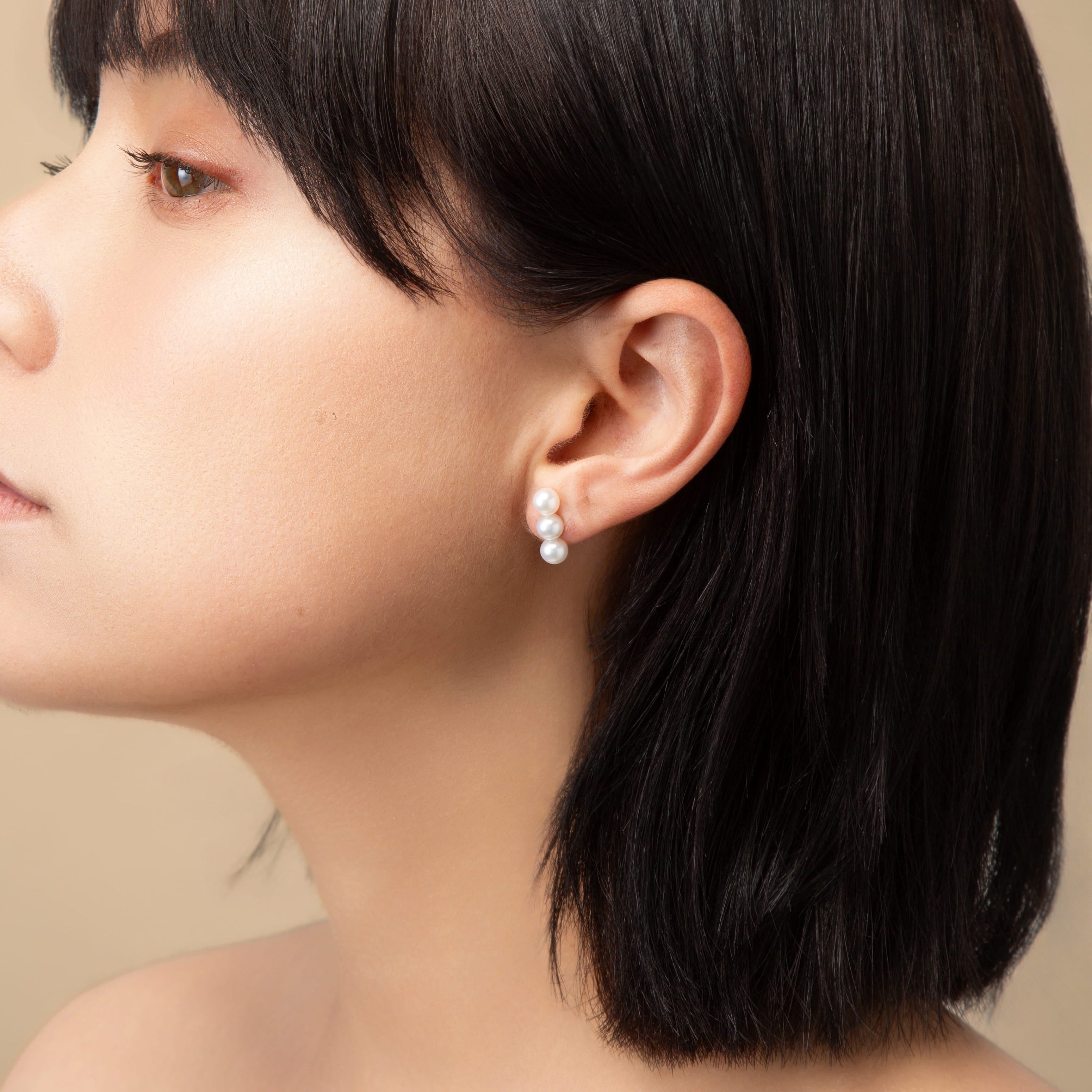 Elevate your look with our Triple Pearl Pierce. Featuring a modern vertical design with three graduated freshwater pearls, these studs offer a chic, architectural twist on a classic favorite. Made in 18K Yellow Gold.