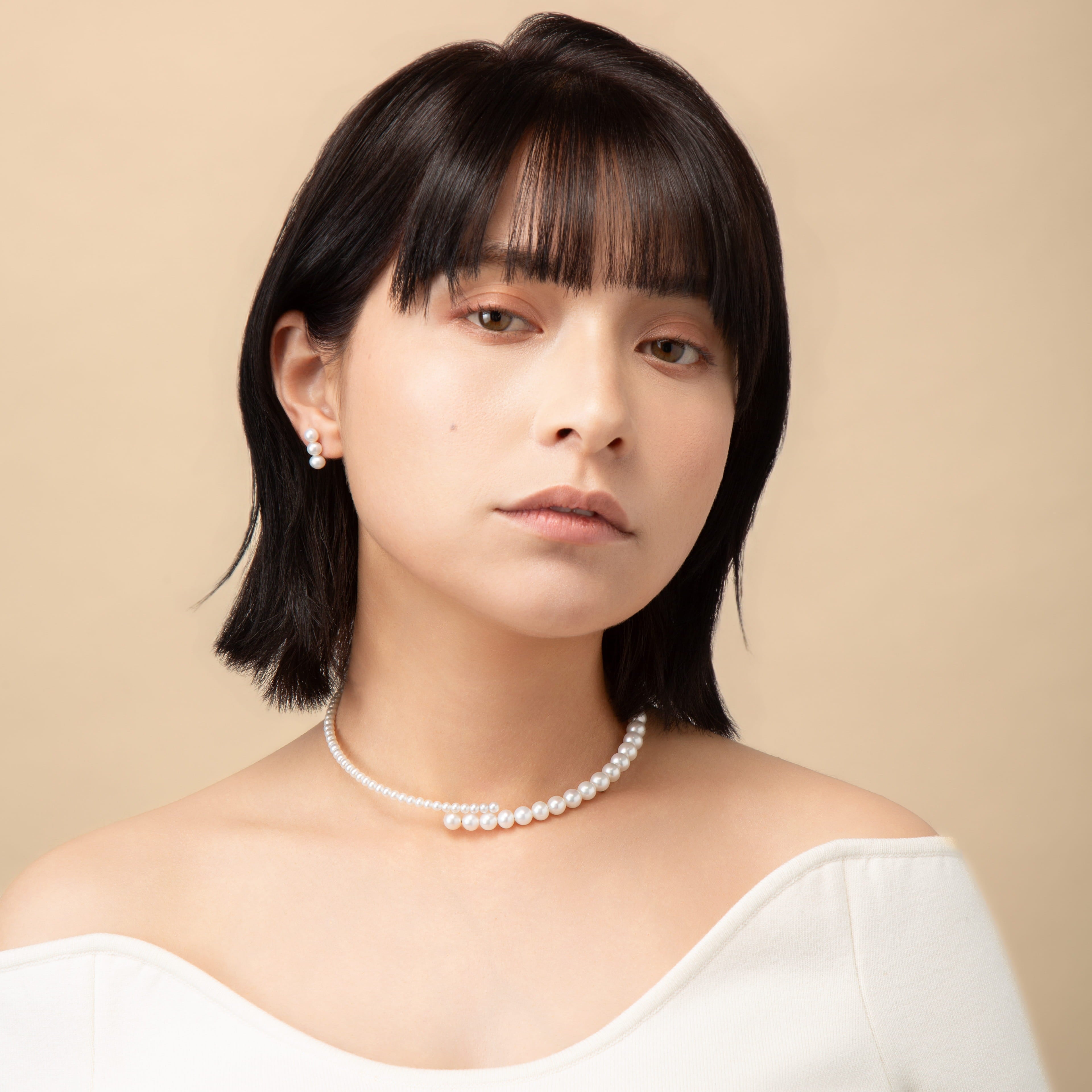 Elevate your look with our Triple Pearl Pierce. Featuring a modern vertical design with three graduated freshwater pearls, these studs offer a chic, architectural twist on a classic favorite. Made in 18K Yellow Gold.