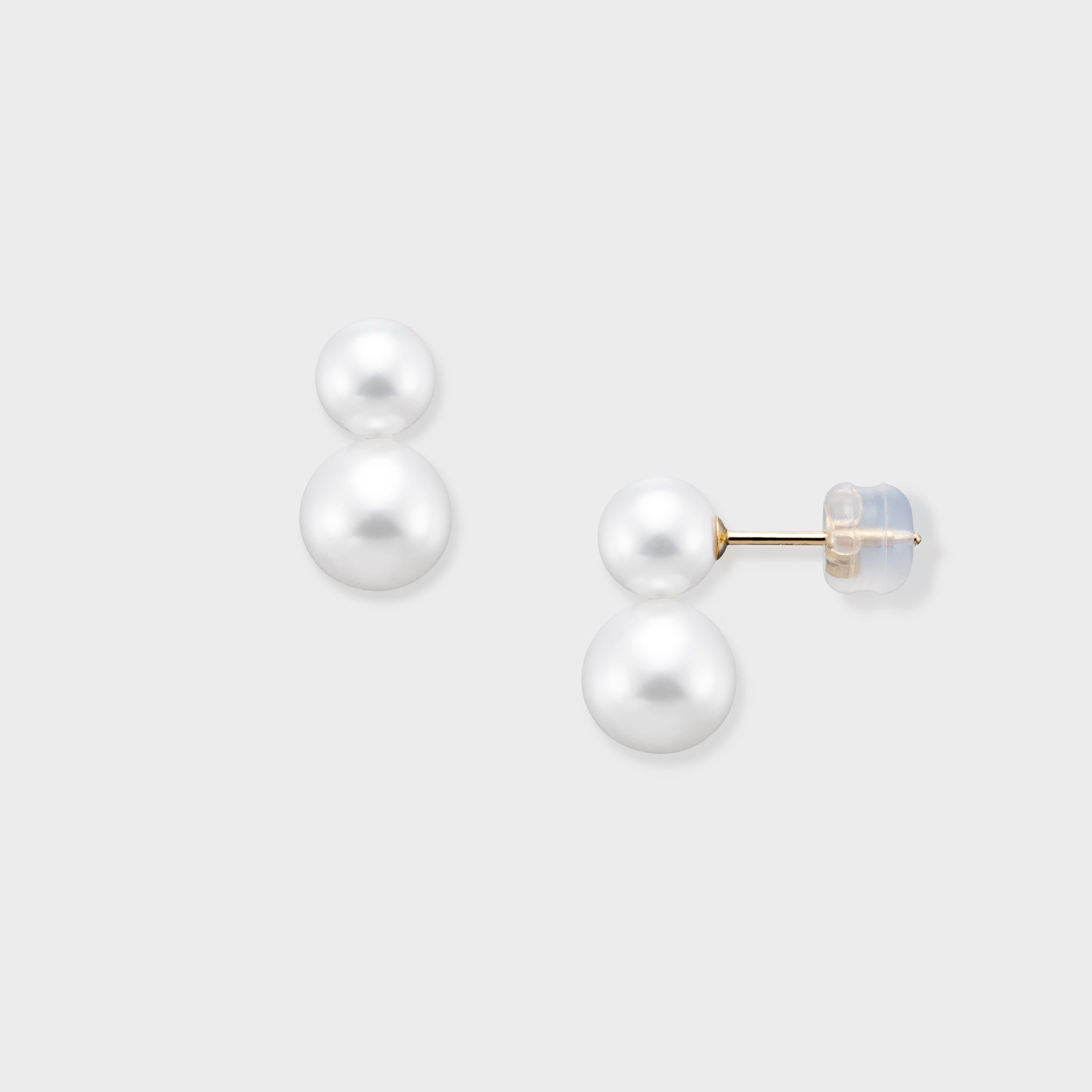 Sophistication meets modern design in our Dual Pearl Pierce. Two high-luster freshwater pearls create a unique, stacked silhouette perfect for weddings or everyday luxury. Made in 18K Gold.