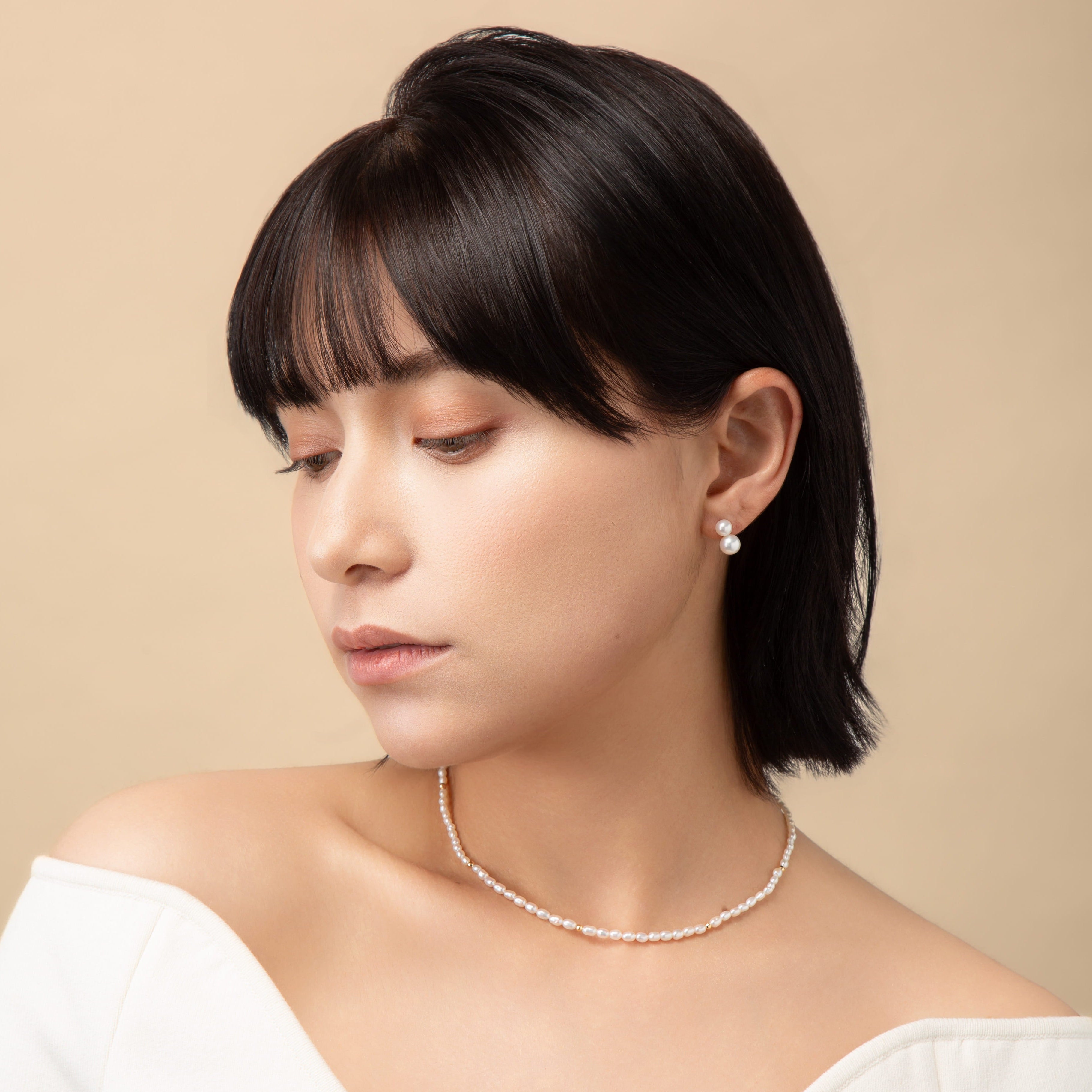 Sophistication meets modern design in our Dual Pearl Pierce. Two high-luster freshwater pearls create a unique, stacked silhouette perfect for weddings or everyday luxury. Made in 18K Gold.