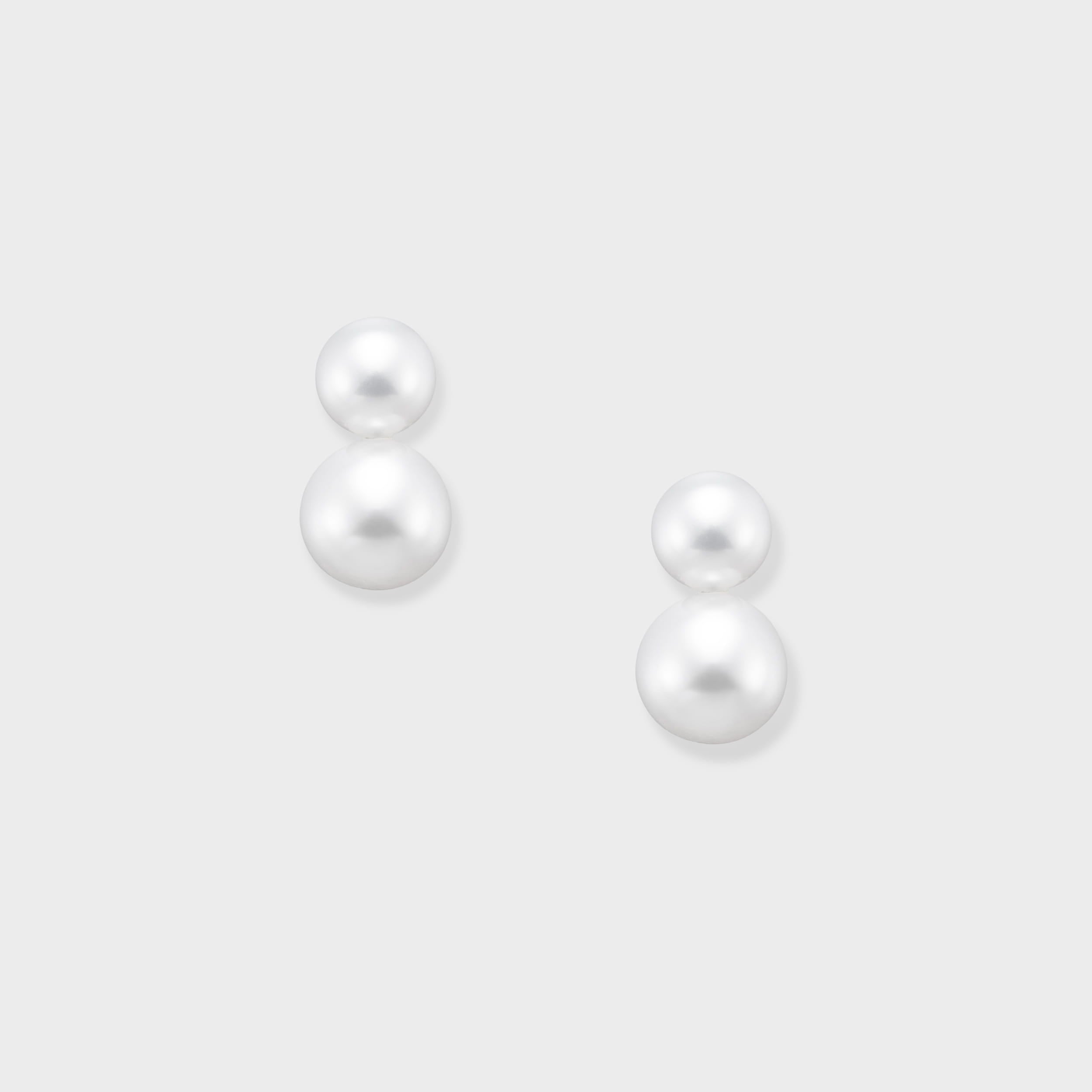 Sophistication meets modern design in our Dual Pearl Pierce. Two high-luster freshwater pearls create a unique, stacked silhouette perfect for weddings or everyday luxury. Made in 18K Gold.