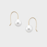 Discover effortless elegance with our Sway Pearl Pierce. A minimalist 18K yellow gold wire holds a radiant freshwater pearl pearl for a delicate, floating effect. Shop this timeless accessory.