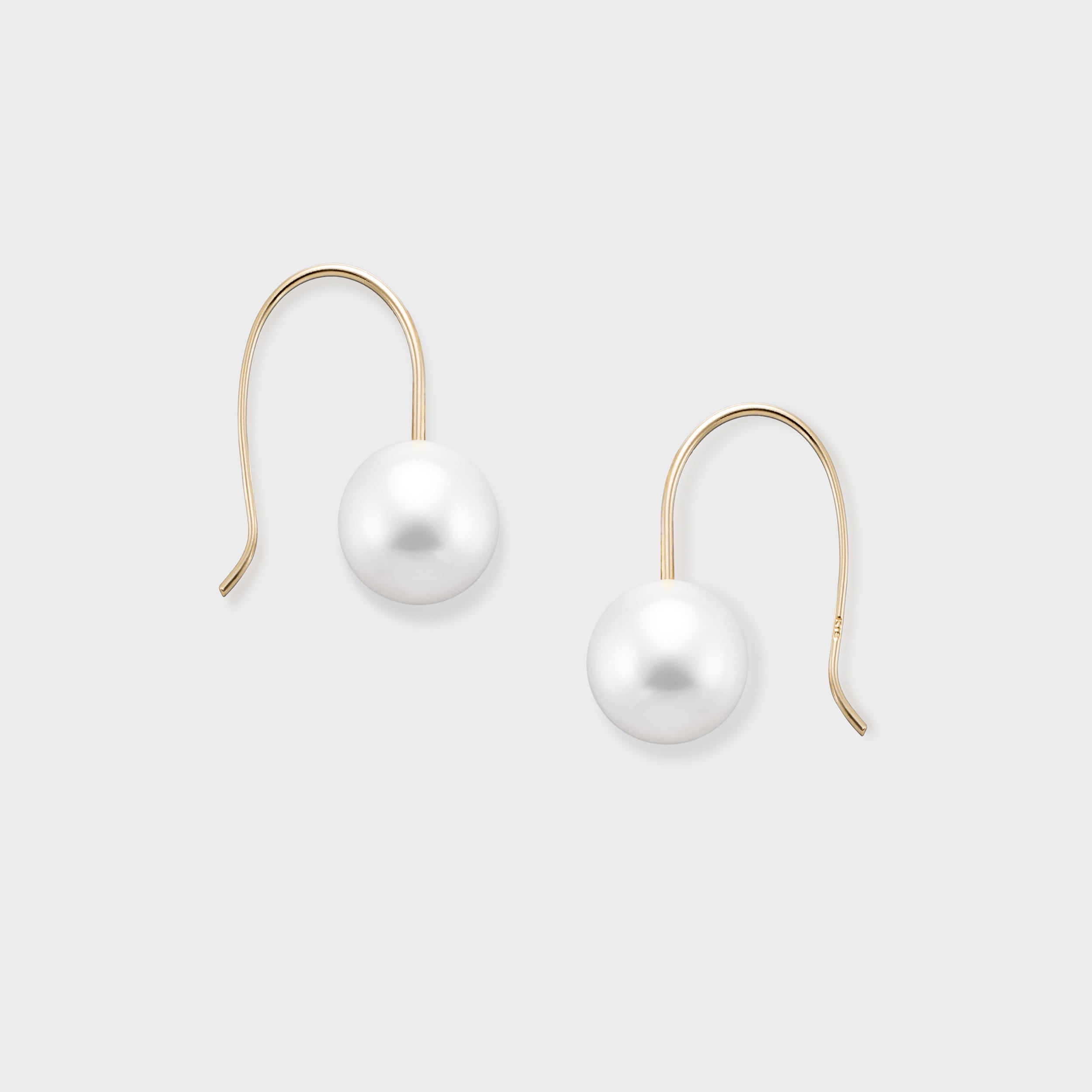 Discover effortless elegance with our Sway Pearl Pierce. A minimalist 18K yellow gold wire holds a radiant freshwater pearl pearl for a delicate, floating effect. Shop this timeless accessory.