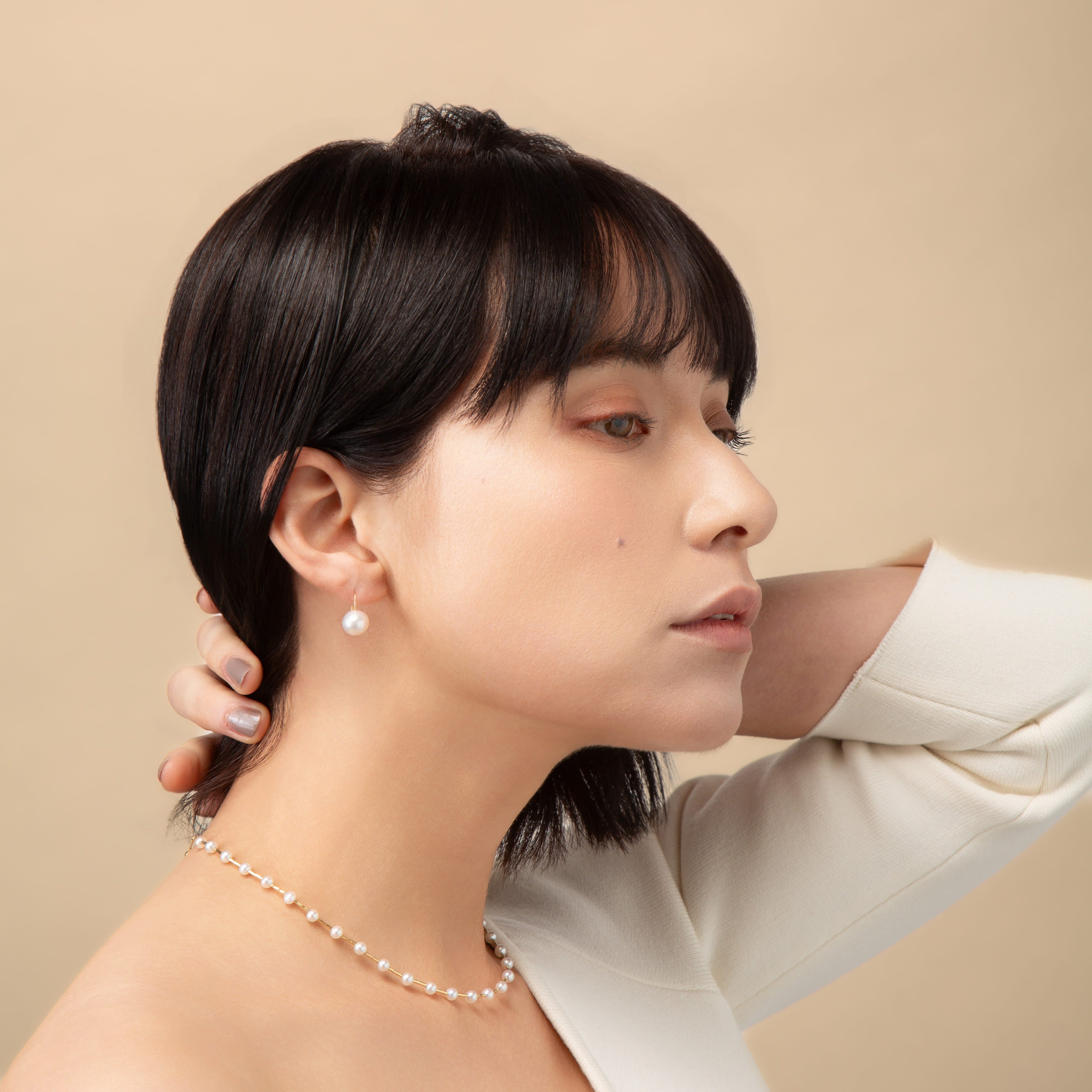 Discover effortless elegance with our Sway Pearl Pierce. A minimalist 18K yellow gold wire holds a radiant freshwater pearl pearl for a delicate, floating effect. Shop this timeless accessory.
