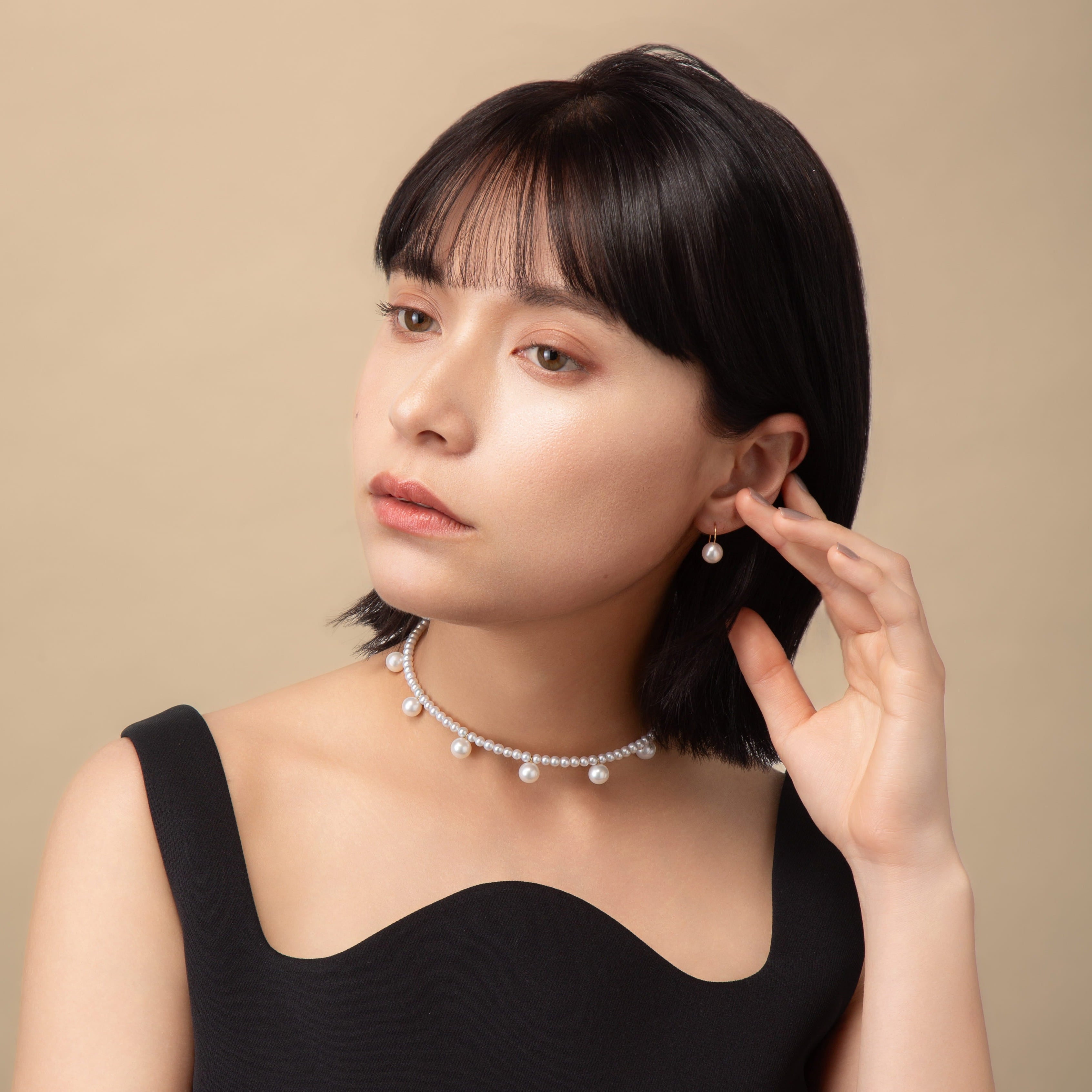 Discover effortless elegance with our Sway Pearl Pierce. A minimalist 18K yellow gold wire holds a radiant freshwater pearl pearl for a delicate, floating effect. Shop this timeless accessory.