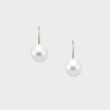 Discover effortless elegance with our Sway Pearl Pierce. A minimalist 18K yellow gold wire holds a radiant freshwater pearl pearl for a delicate, floating effect. Shop this timeless accessory.