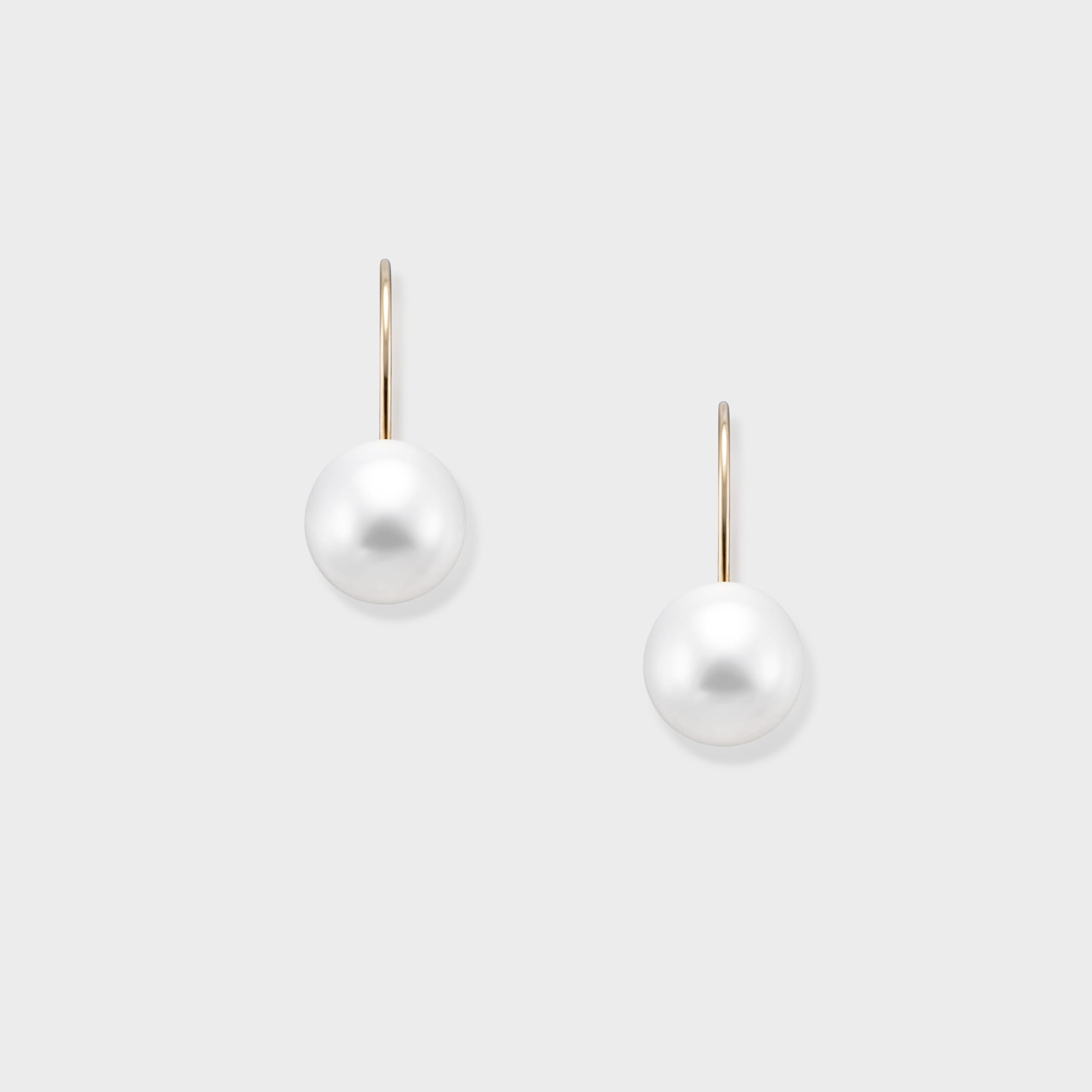 Discover effortless elegance with our Sway Pearl Pierce. A minimalist 18K yellow gold wire holds a radiant freshwater pearl pearl for a delicate, floating effect. Shop this timeless accessory.