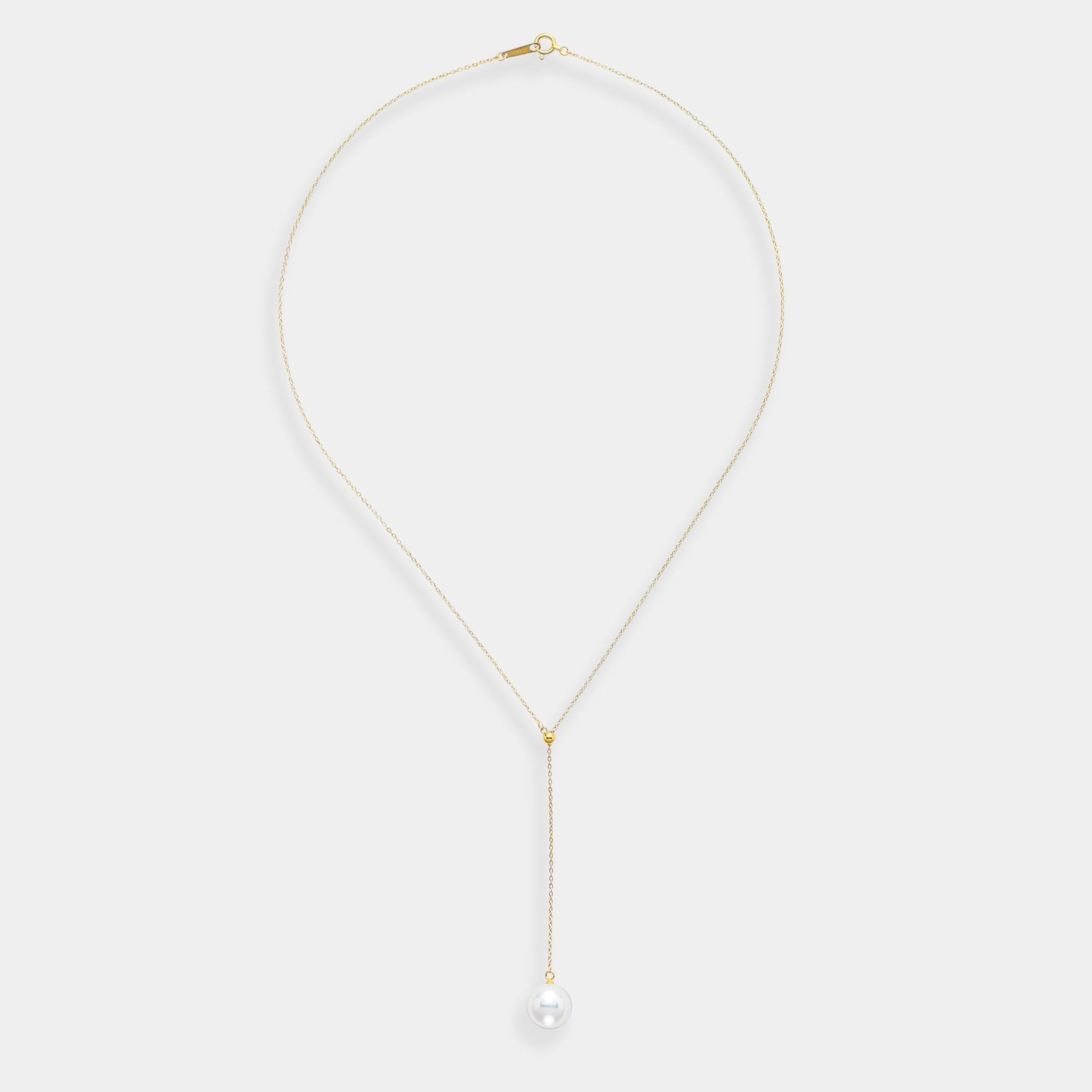 Elegant freshwater pearl necklace featuring a luxurious 18k yellow gold chain, perfect for any special occasion.