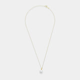 Chic freshwater pearl necklace with a radiant 18k yellow gold chain, a must-have piece for sophisticated elegance.
