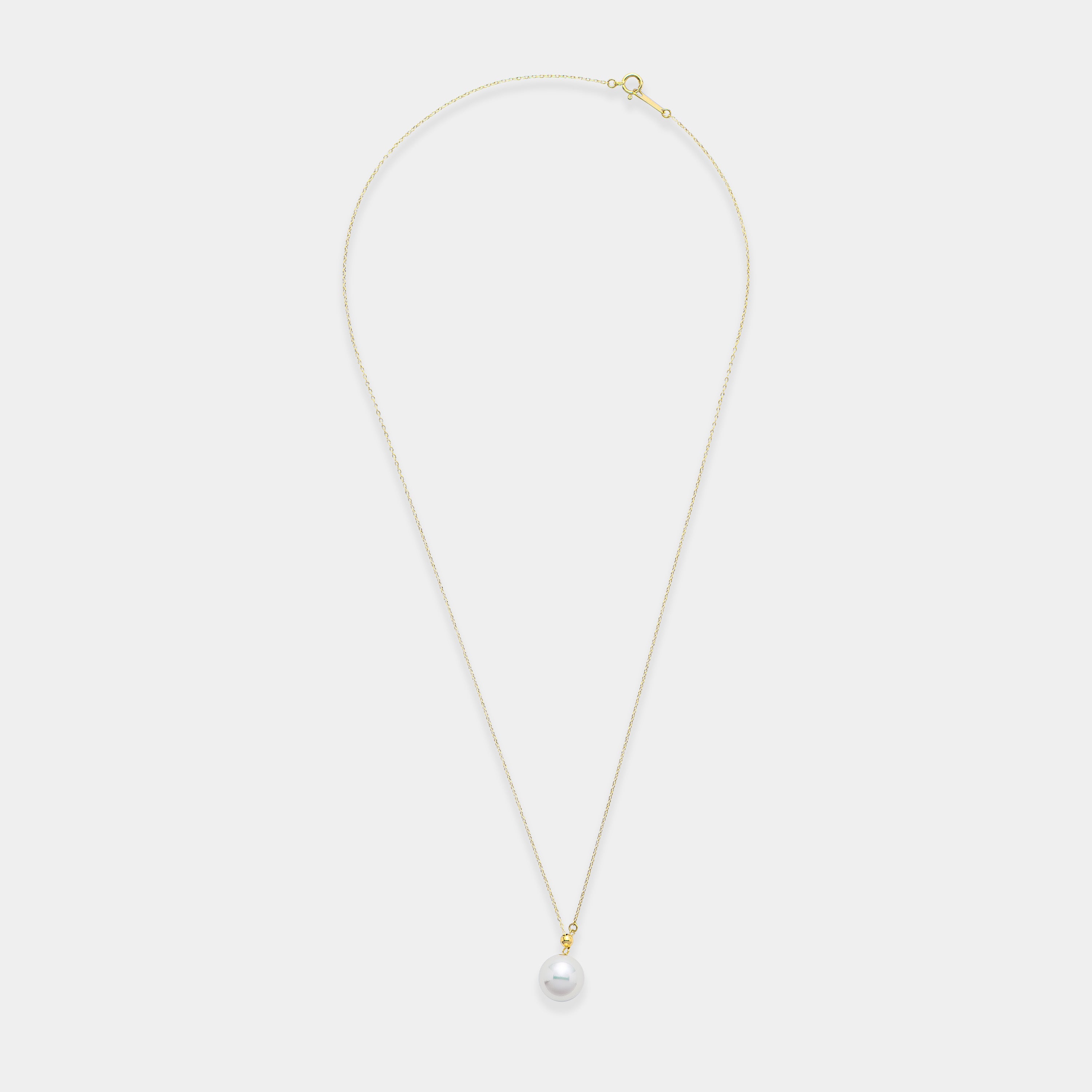 Chic freshwater pearl necklace with a radiant 18k yellow gold chain, a must-have piece for sophisticated elegance.