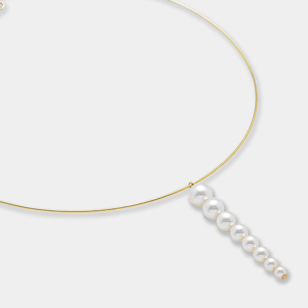 Stella Choker, close-up of the graduated pearl charm