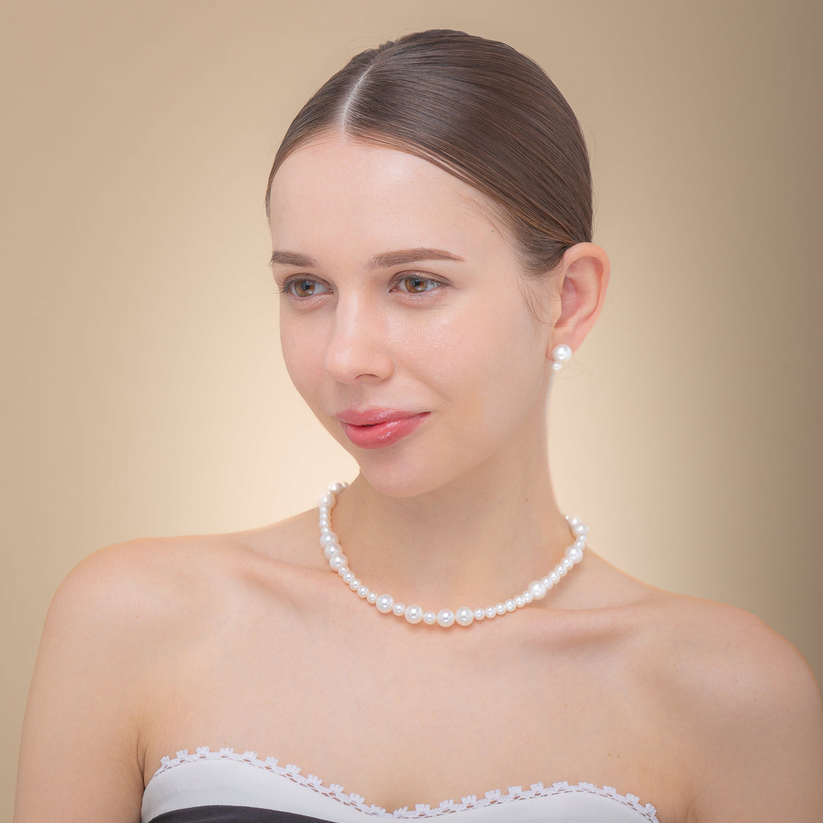 Fancy Pearl Necklace Short worn