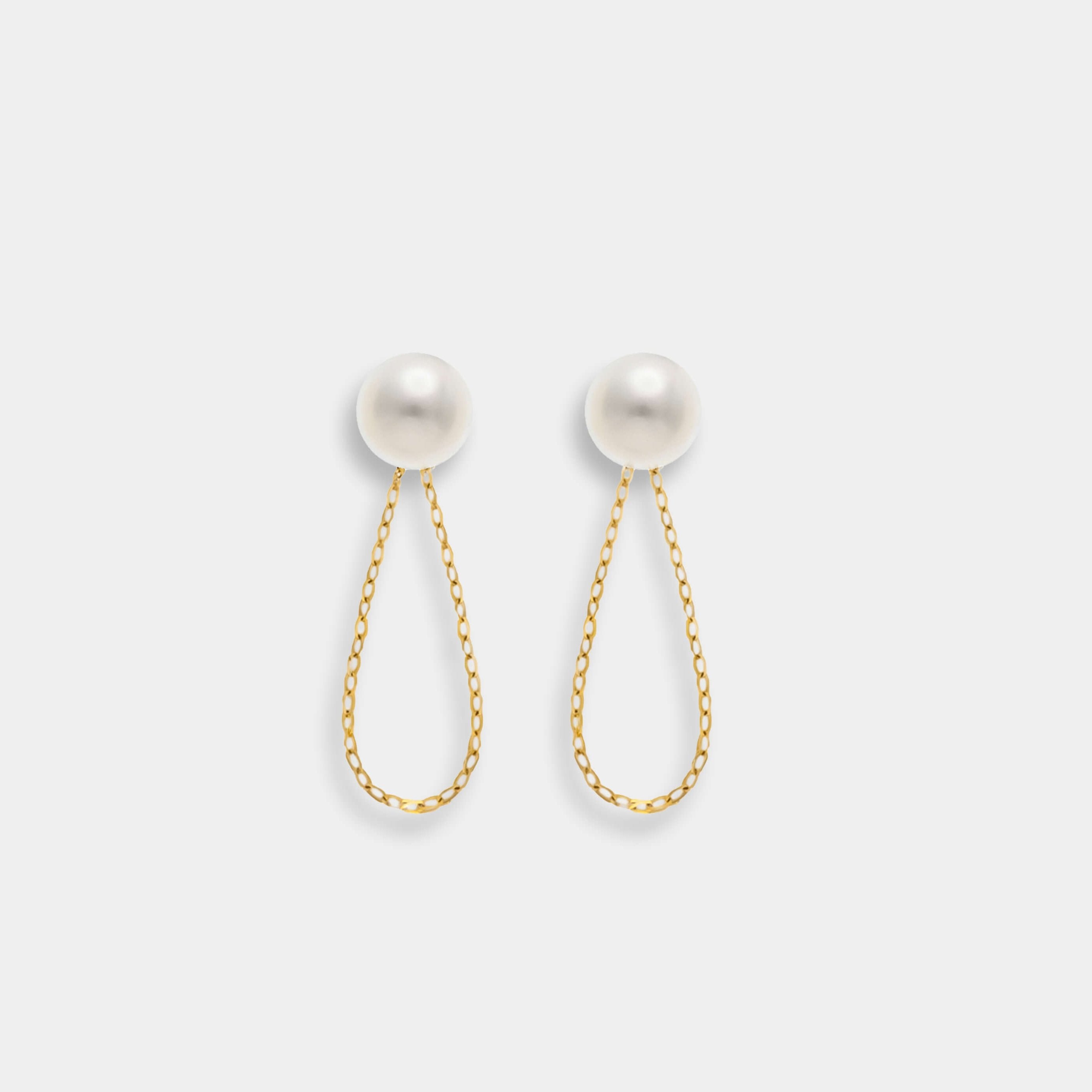  Enhance your elegance with these gold-plated earrings featuring stunning white pearls. Perfect for a touch of sophistication.